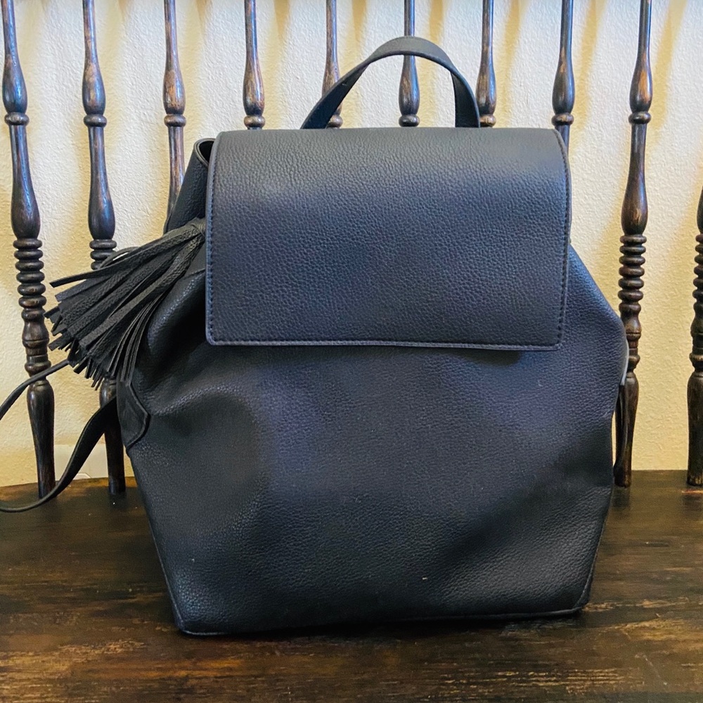 Black purse pack